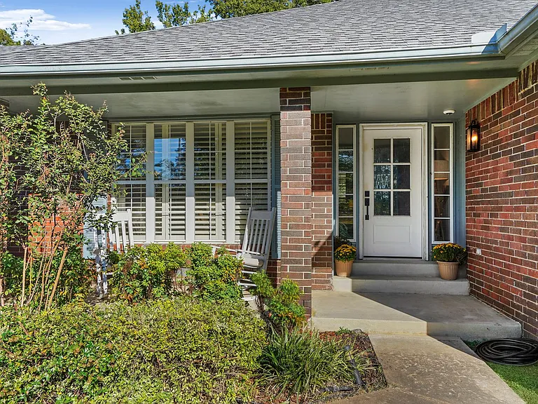 710 Christmas Ln — Photo 2