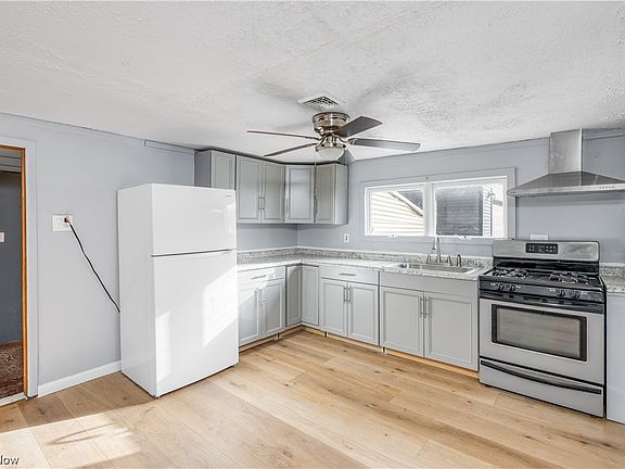 3rd image of 625 Henry St
