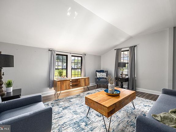 5th image of 211 Walnut St