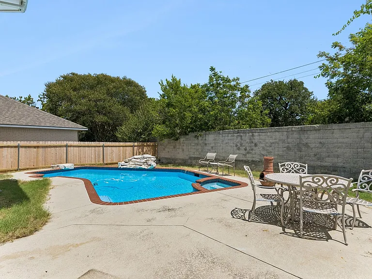 2404 Kristen Ln — Photo 31