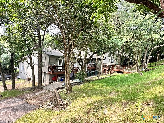 2nd image of 901 Hillyer St