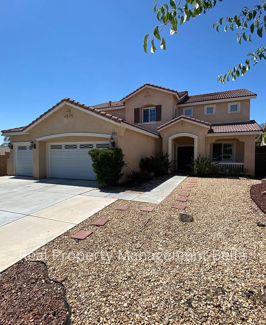 Spacious 5-Bedroom Home with 2 Bedrooms & Bath Downstairs — Photo 2