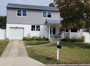 7 Deville Dr, Selden, NY 11784