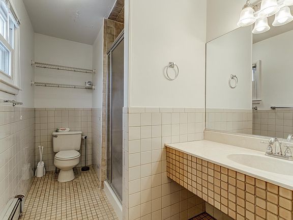 2nd Floor Full Bathroom