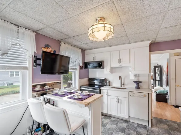 75 Maple Rd, Tewksbury, MA 01876