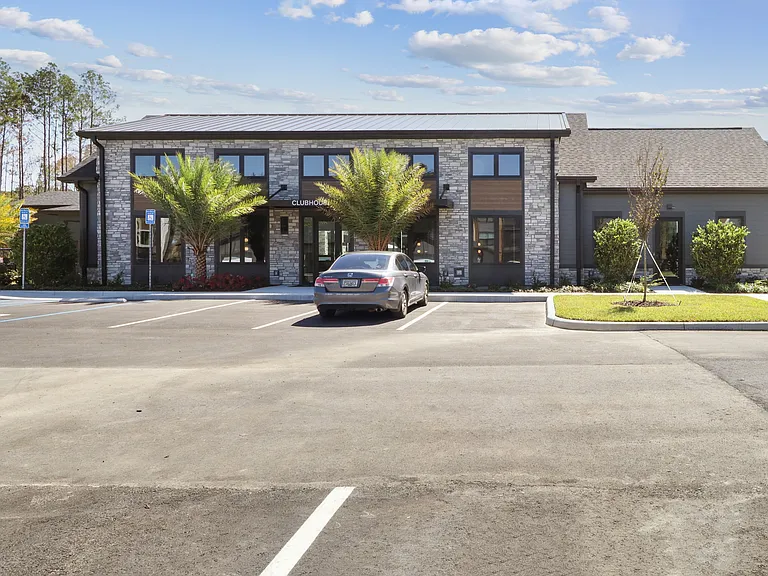 The Liliana Apartment Homes — Photo 15