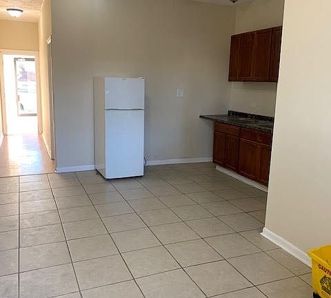 2nd image of 2900-04 N Laramie Avenue W George St #1L