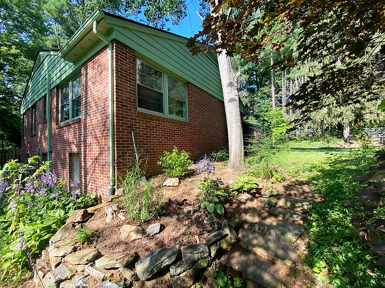606 Fairview Rd — Photo 4