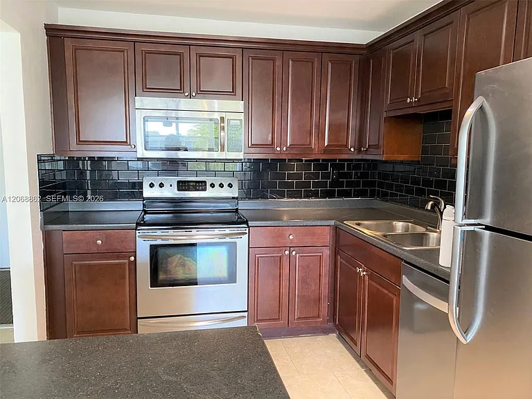2761 Taft St #405 — Photo 6