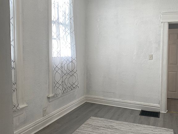 5th image of 707 W Creighton Ave #1