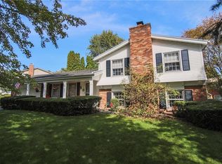 2 Gateway Cir, Rochester, NY 14624