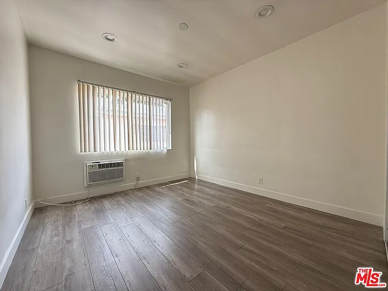 13233 Oxnard St #4 — Photo 11