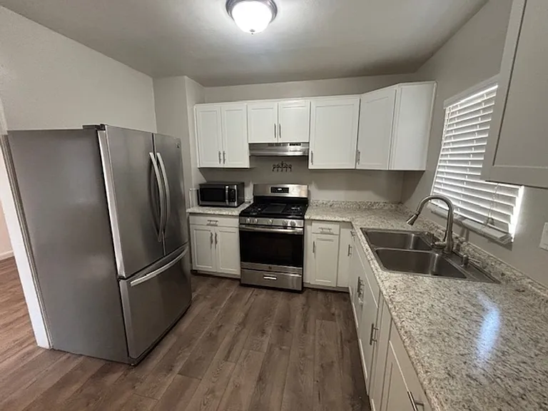 320 N Imperial Ave — Photo 3