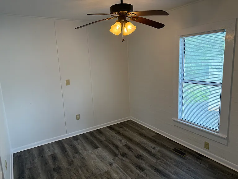 1090 King Edward Ave SE — Photo 14