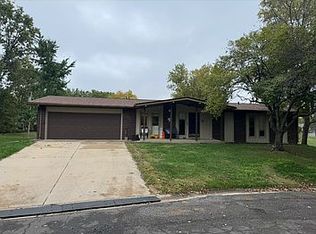 50 Cardinal Ln, Highland, IL 62249