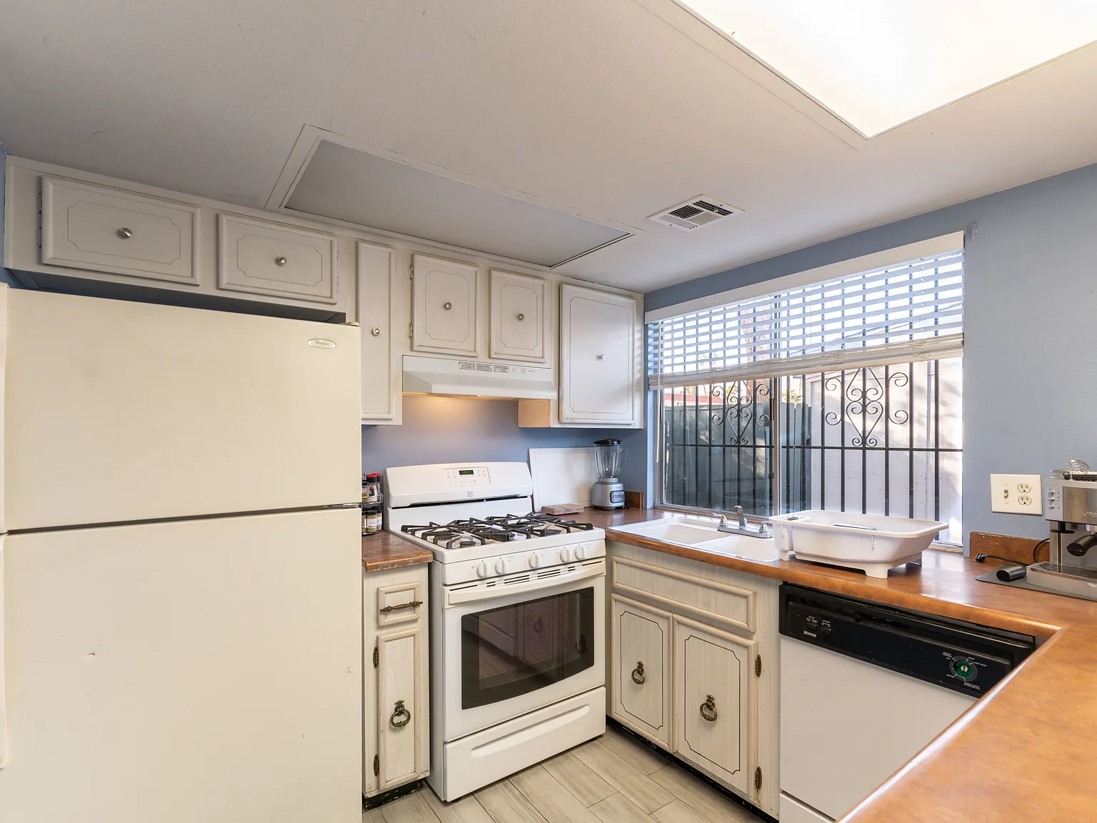 4090 Gold Coast Dr — Photo 4