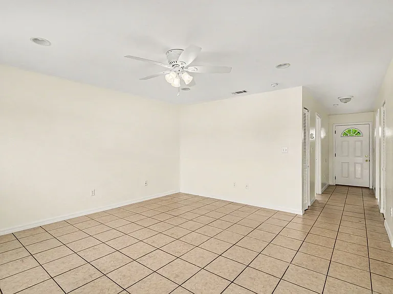 255 W Towne Pl — Photo 2