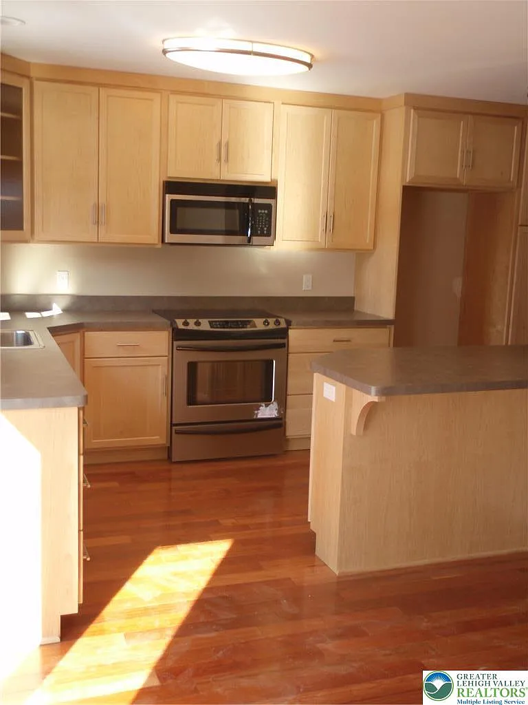 4 bed, 3.5 bath, 2492 sqft, $2,400 — Photo 4