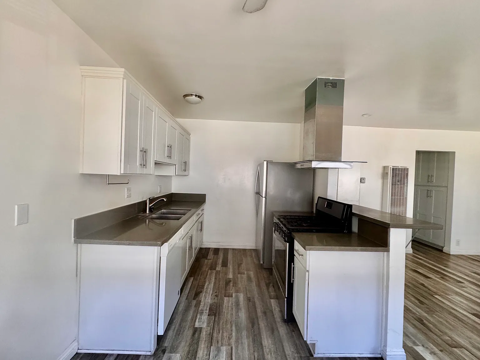 2 bed, 900 sqft, $2,100 — Photo 2