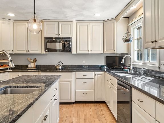 3rd image of 70 Lorraine Metcalf Dr
