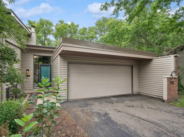 9716 Mill Creek Dr, Eden Prairie, MN 55347