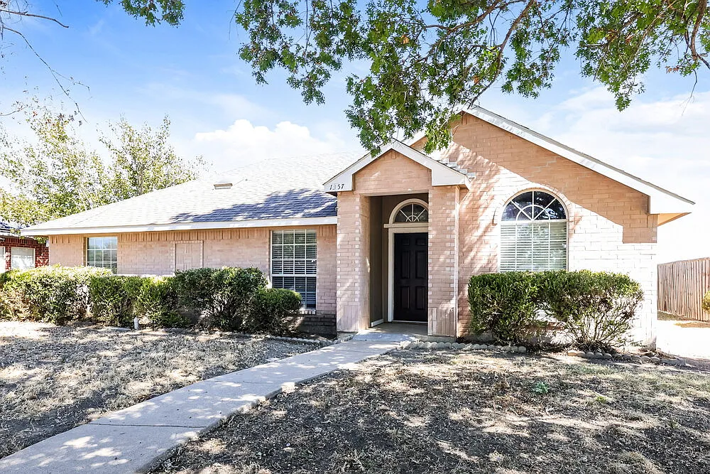 3 bed, 2.0 bath, 1388 sqft, $1,985 — Photo 3
