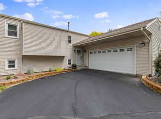 5840 Windy Knoll Dr, Loves Park, IL 61111