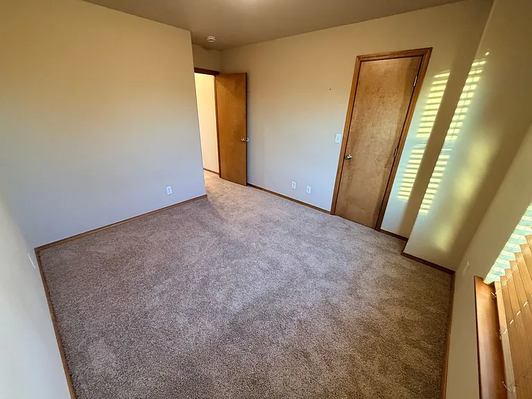 435 E St NE — Photo 11