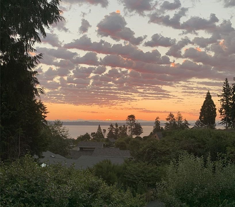 Enjoy beautiful sunrises every morning from the wonderful home! 