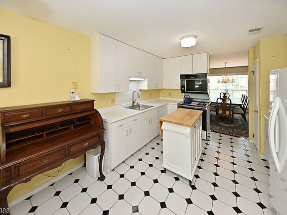 5th image of 354 Stiles Ct