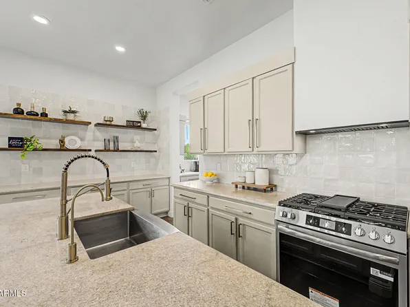 8539 W MIDWAY Avenue, Glendale, AZ 85305