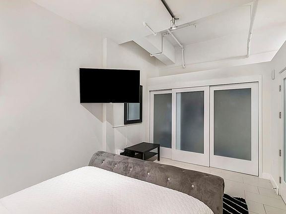 5th image of 939 S Broadway #1063