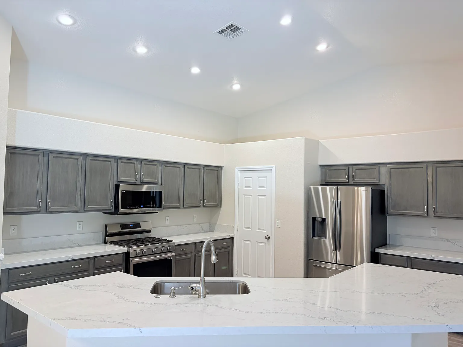 3 bed, 3.0 bath, 2164 sqft, $2,750 — Photo 4