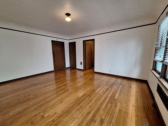 5th image of 911 SE 60th Ave APT 204