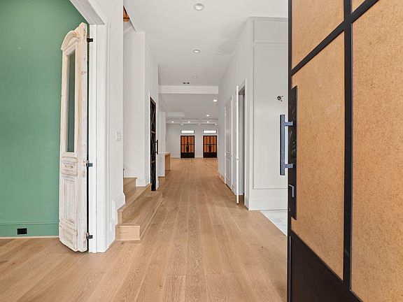 5th image of 752 W 43rd St