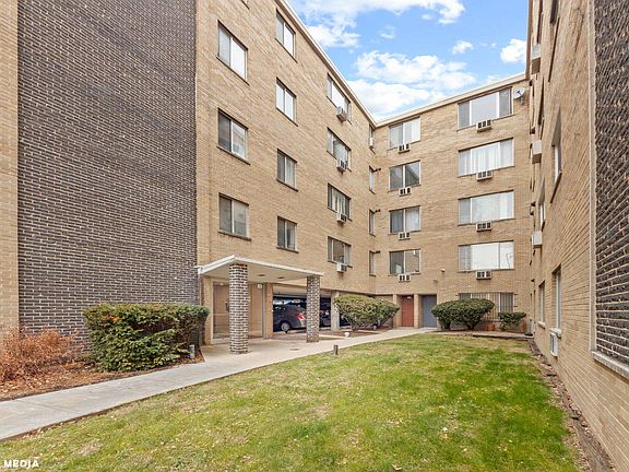 2nd image of 7320 N Rogers Ave APT 315