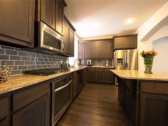 4th image of 2670 Venice Dr Unit 2