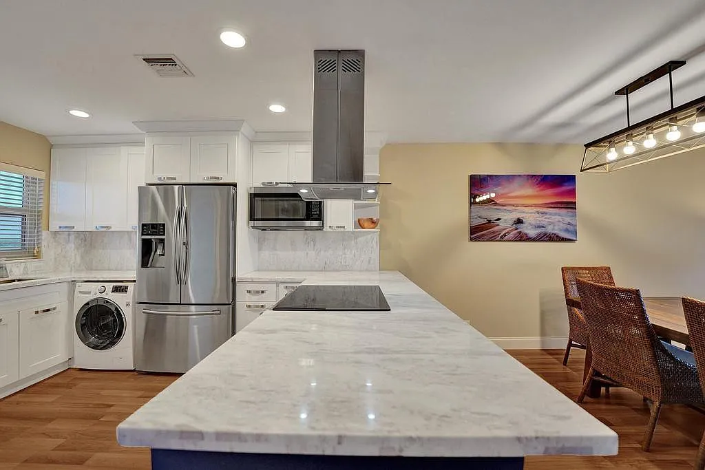 2 bed, 2.0 bath, 1300 sqft, $3,600 — Photo 3