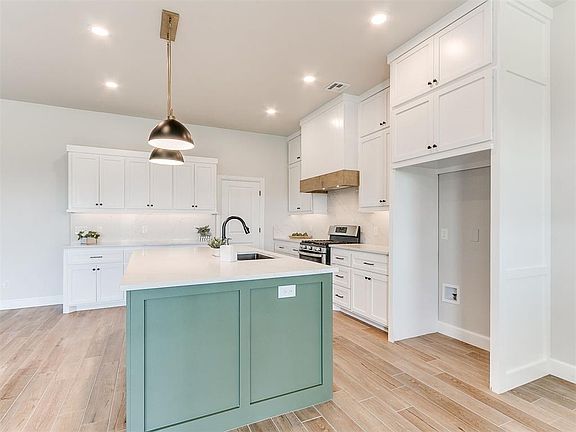 3rd image of 713 Summit Hollow Dr