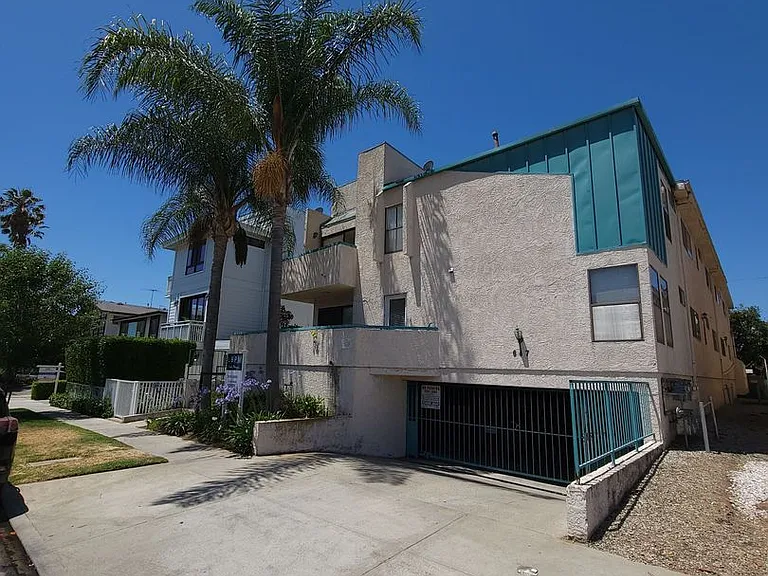 647 N Hayworth Ave — Photo 1