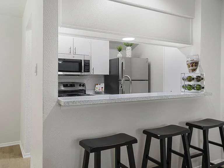 Regal Court Apartments — Photo 15