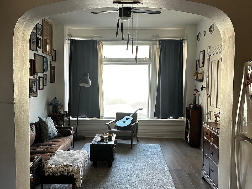 1st image of 817 N Damen Ave APT 1F