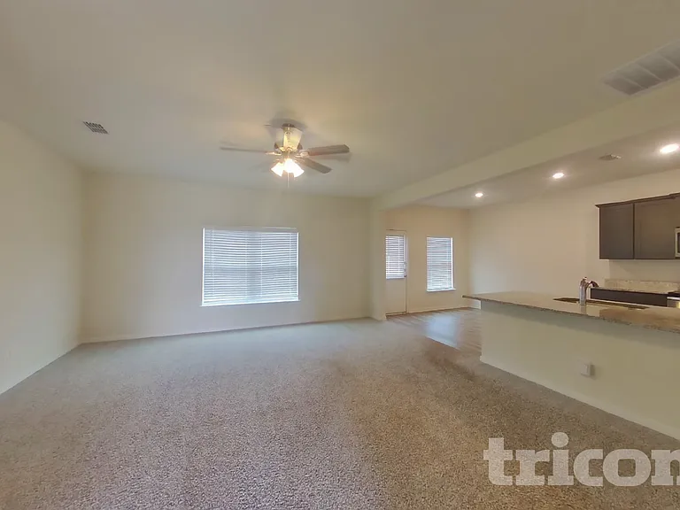 1933 Belmont Ln — Photo 2