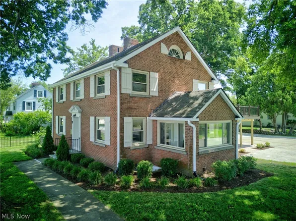 7 Coveland Dr, Avon Lake, OH 44012