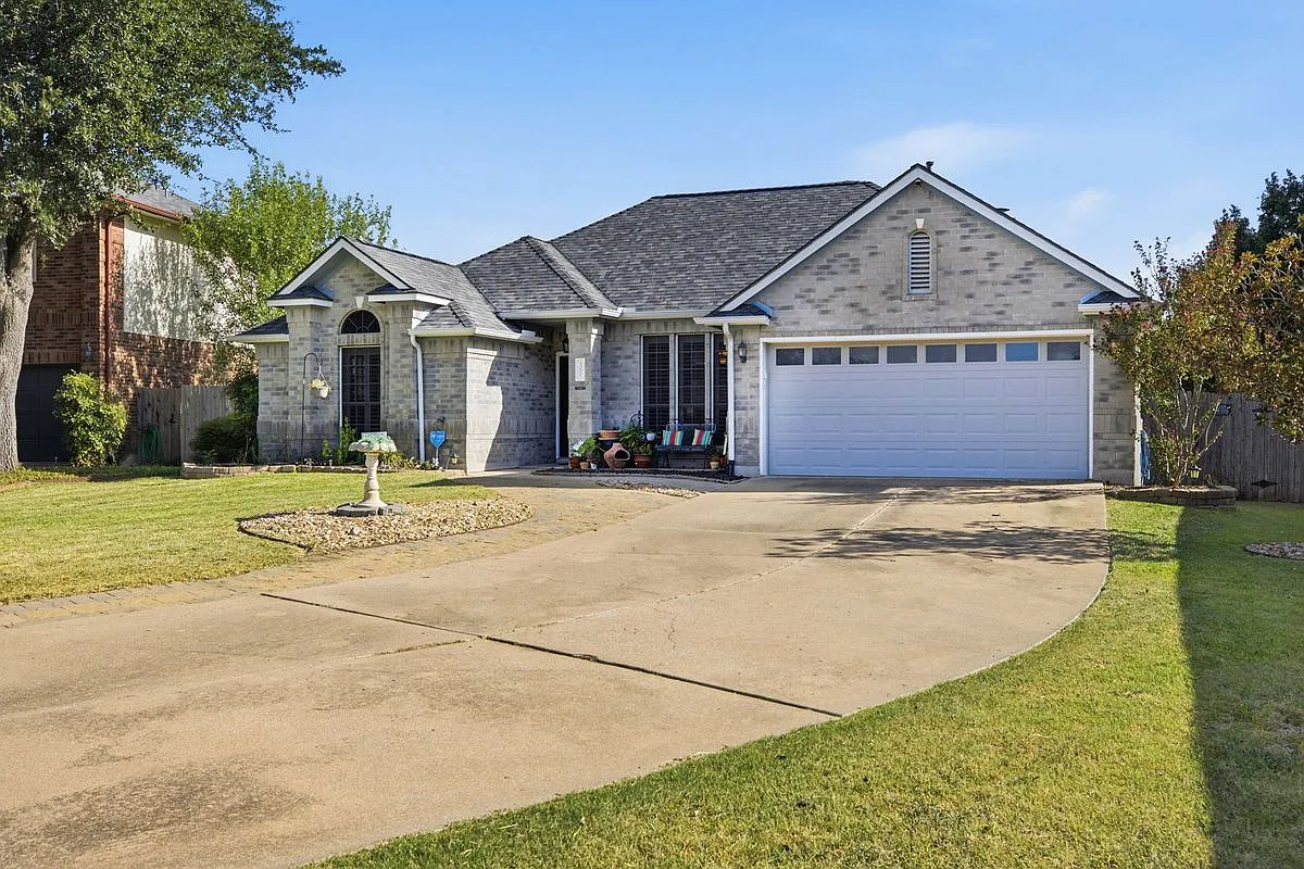 4 bed, 2.0 bath, 2062 sqft, $2,950 — Photo 3