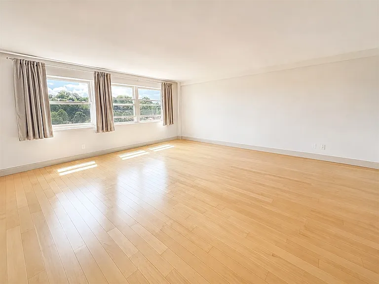 1600 Beacon St #Penthouse 11 — Photo 2