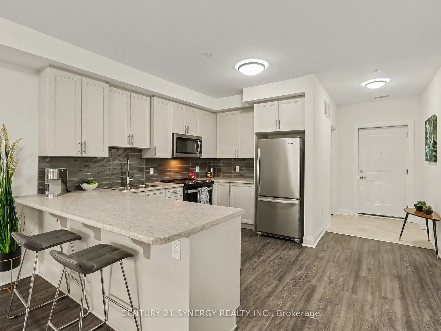 40 McGill St S — Photo 3