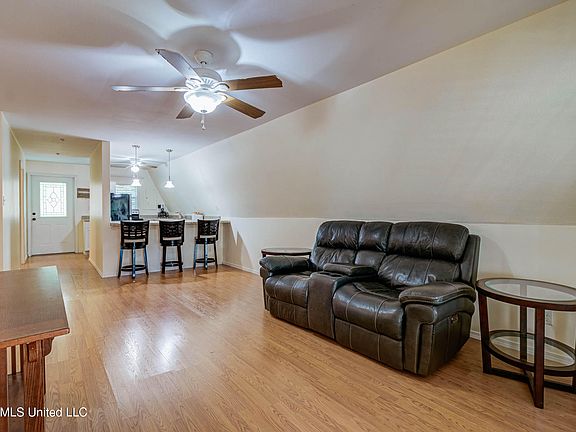 3rd image of 60 Flurry Dr