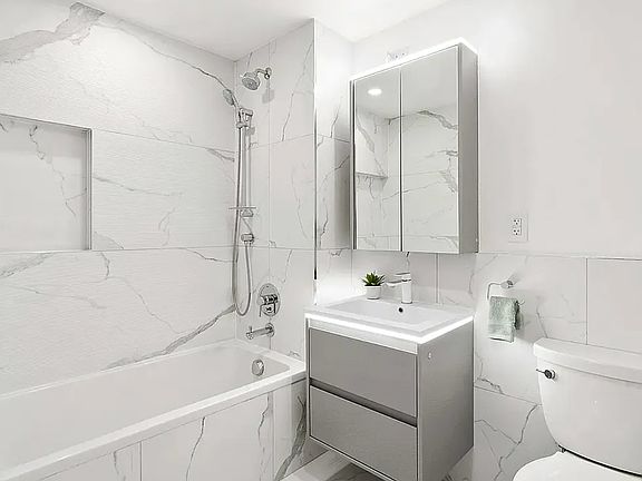 5th image of 2128 Ocean Ave #4J