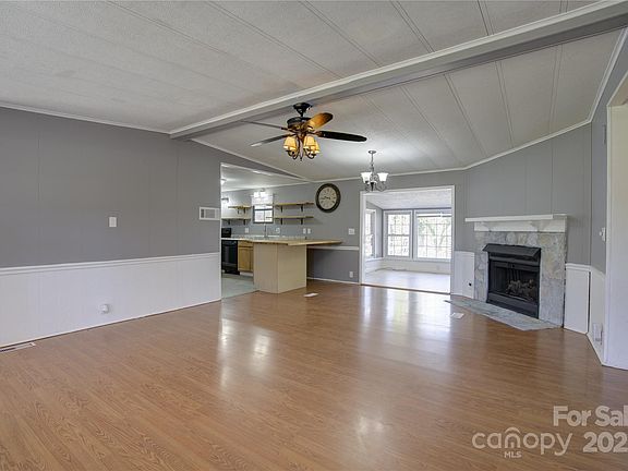 4th image of 13 Woodscape Dr